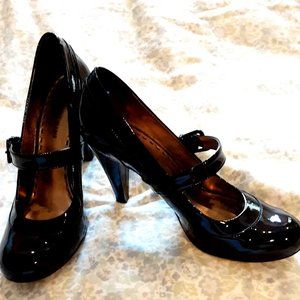 Beautiful patent navy heeled Mary Jane’s